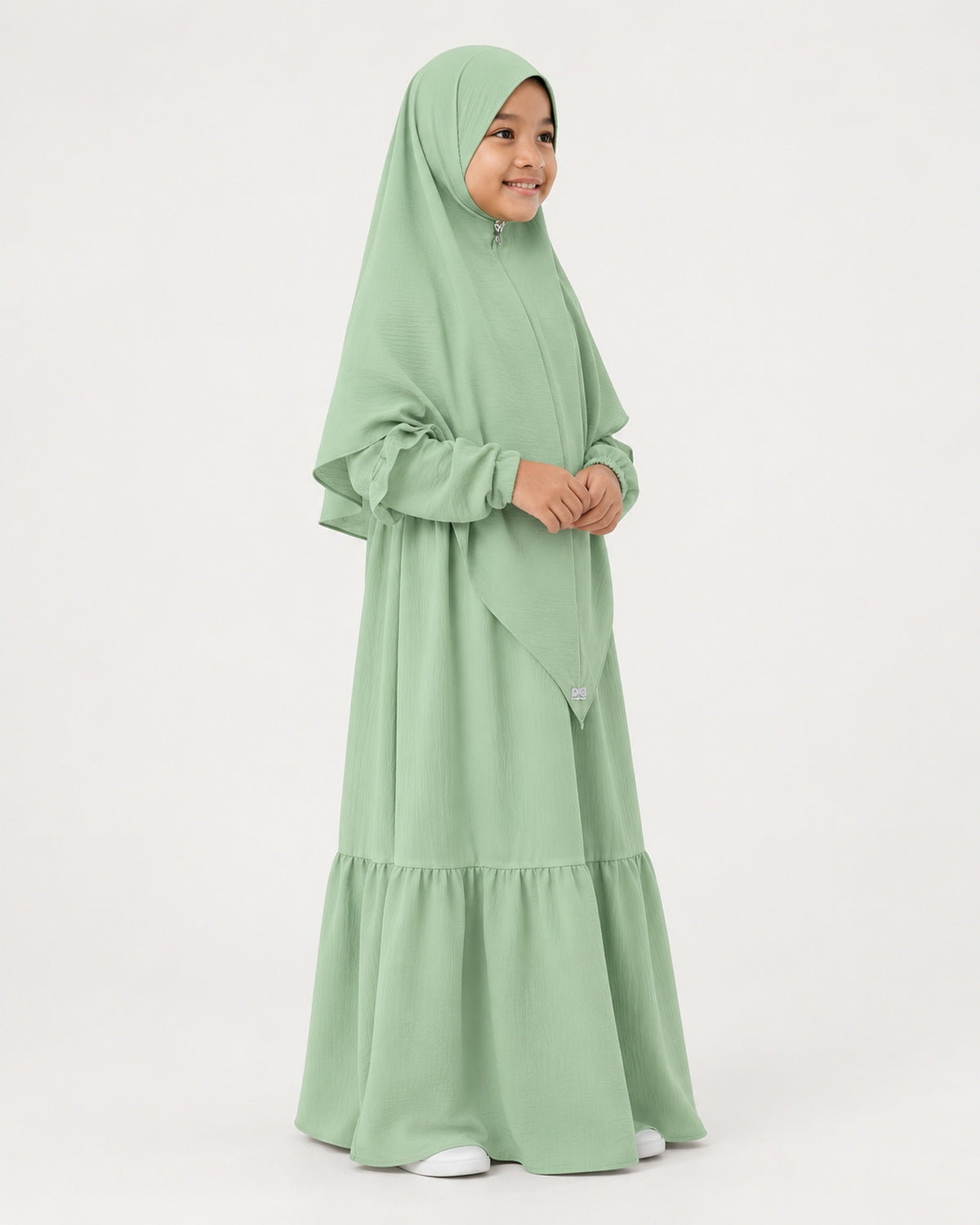 Abaya Saskia voor meisjes in sage green – vooraanzicht, Hijabheela