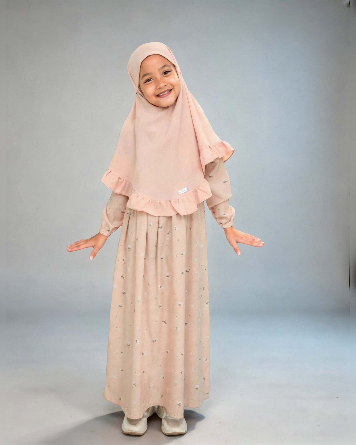 Abaya Semi voor meisjes – Light Brown op model – Hijab Heela
