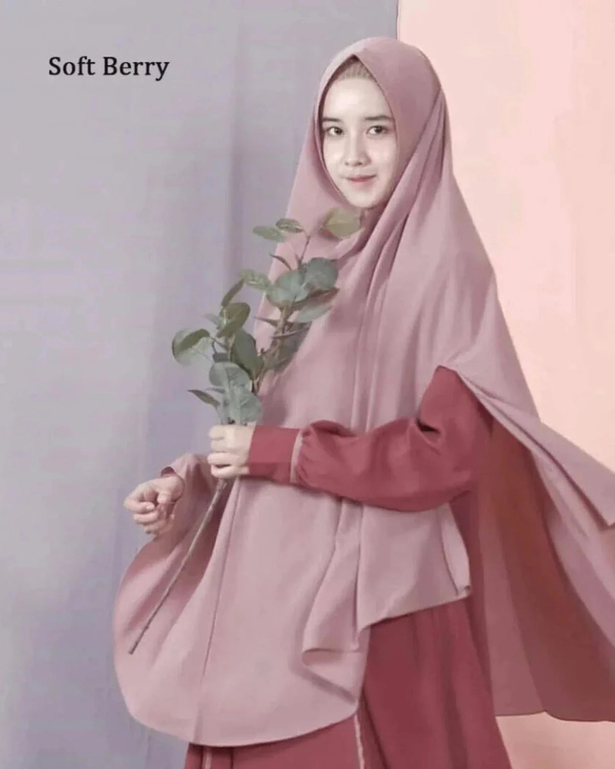 Khimar Dhuha zonder kapje – soft berry op model; abaya apart verkrijgbaar – Hijab Heela