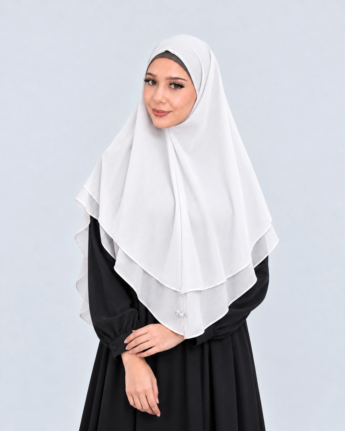 Khimar Dames Gaya white, damesmodel in andere pose, studiofoto