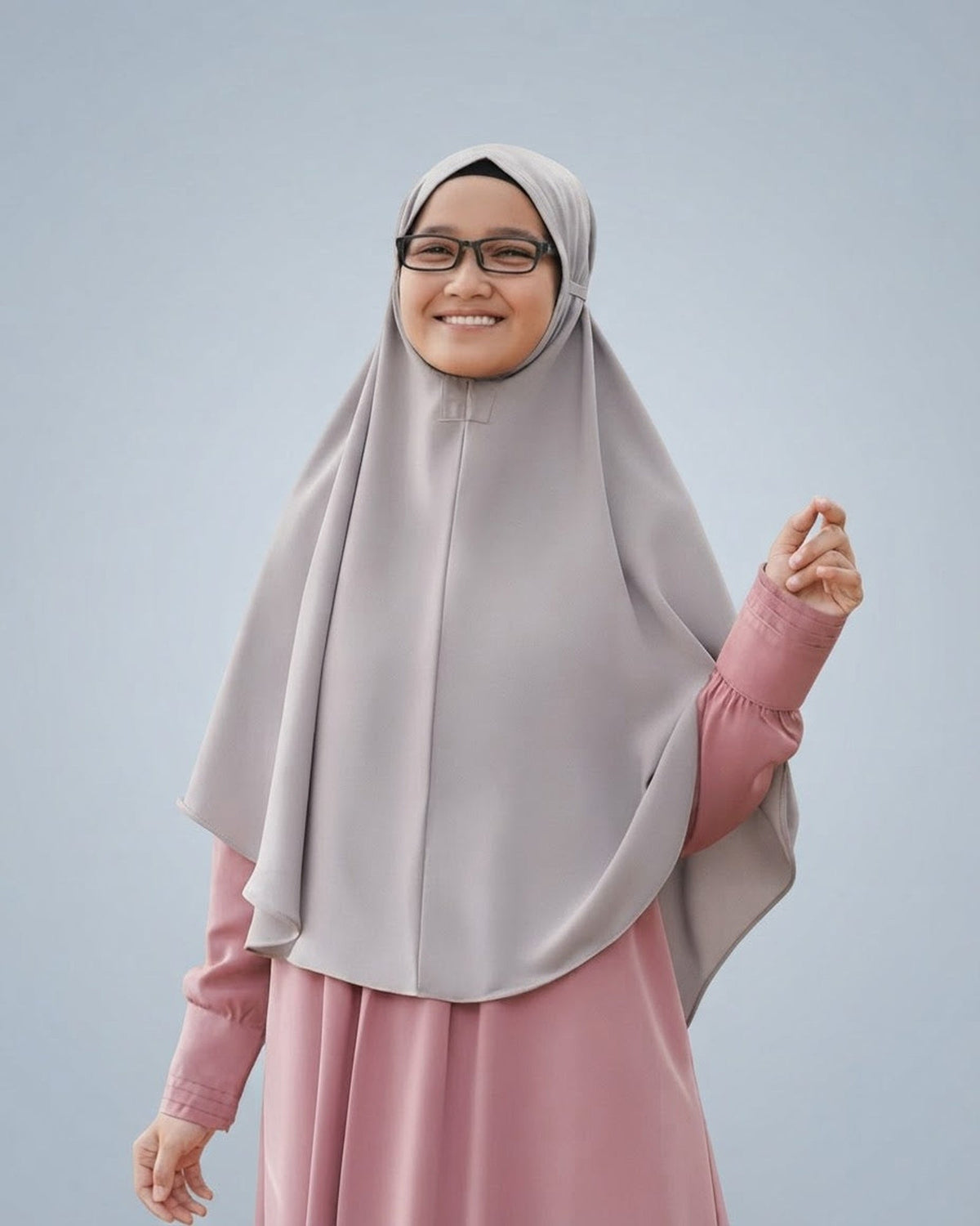 Khimar Dirumah Aja in Cloud op model; abaya apart verkrijgbaar – Hijab Heela