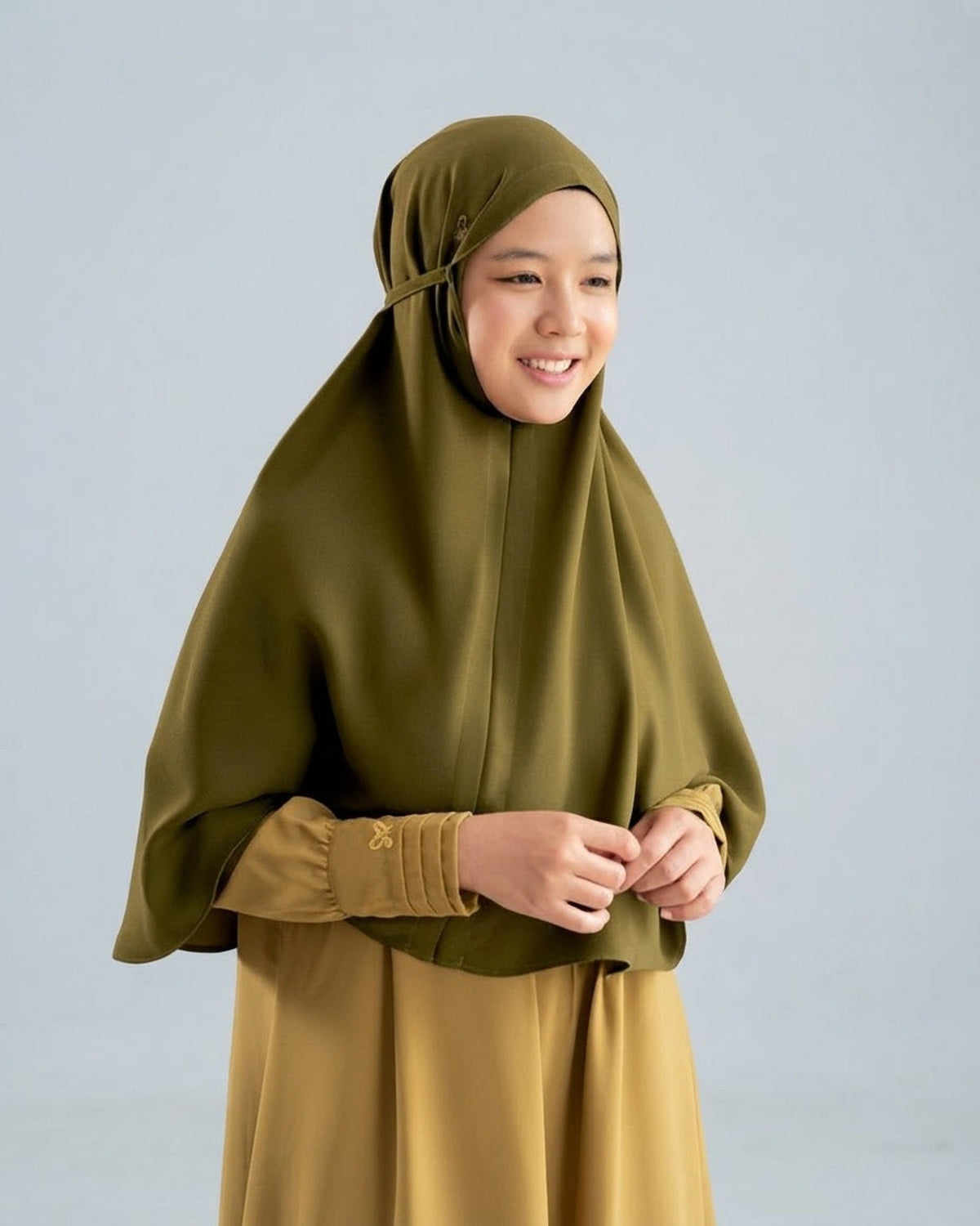 Khimar Dirumah Aja in Light Zaitun op model; abaya apart verkrijgbaar – Hijab Heela