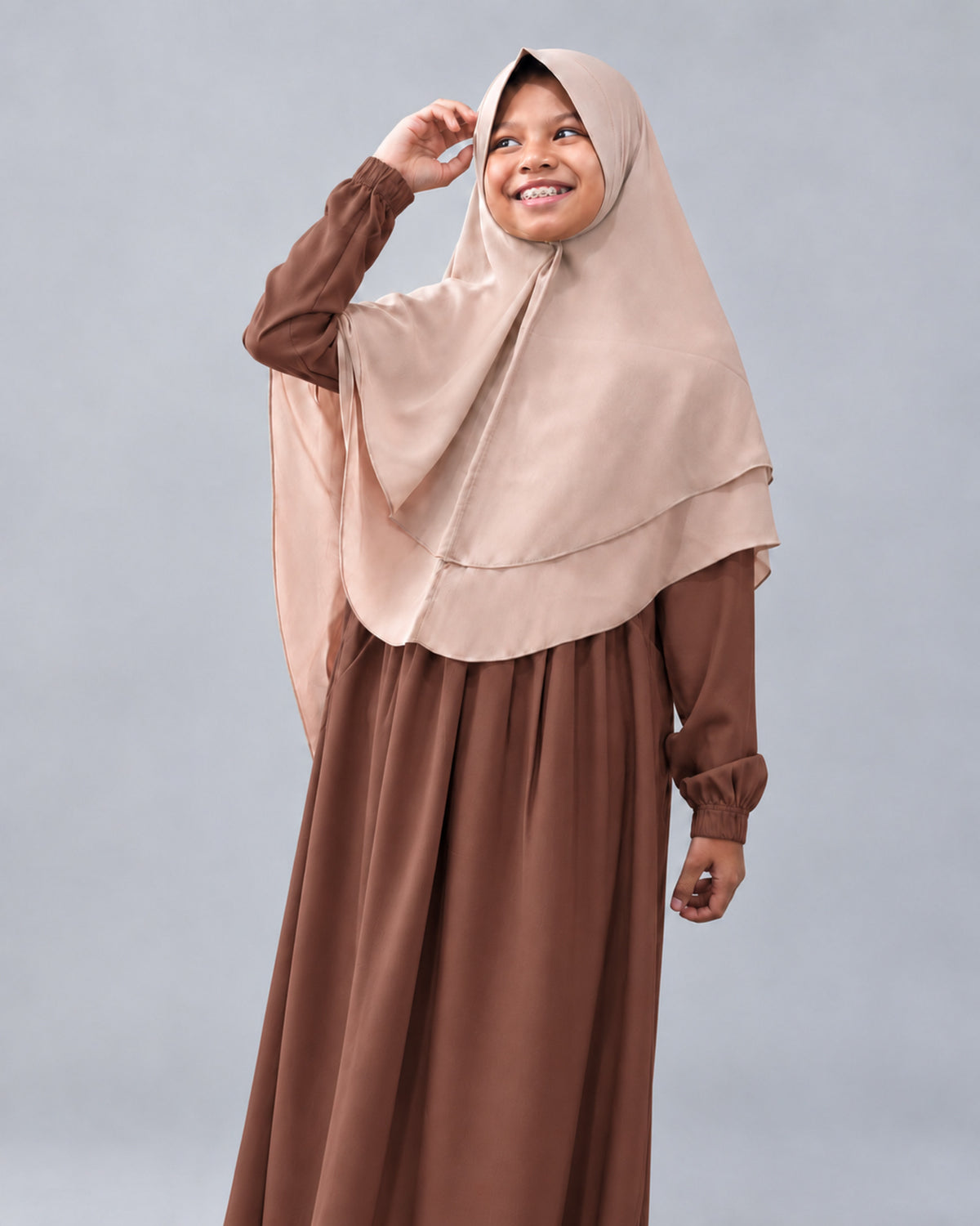 Khimar Fitri Light Melon met apart verkrijgbare Abaya Sherly Mocca – Hijab Heela