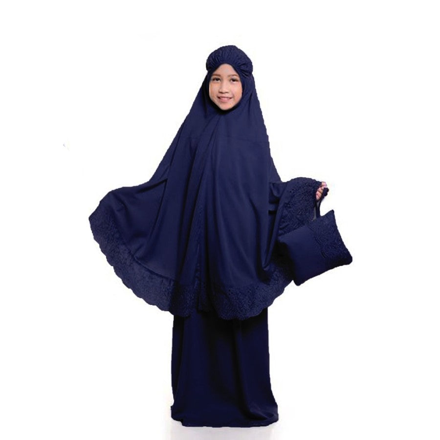 Filles en robe de prière | Khadija