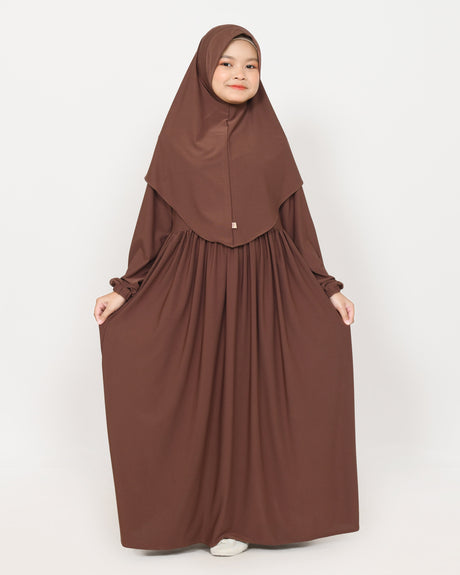 Khimar Sherly gedragen met apart verkrijgbare Abaya Sherly in brown