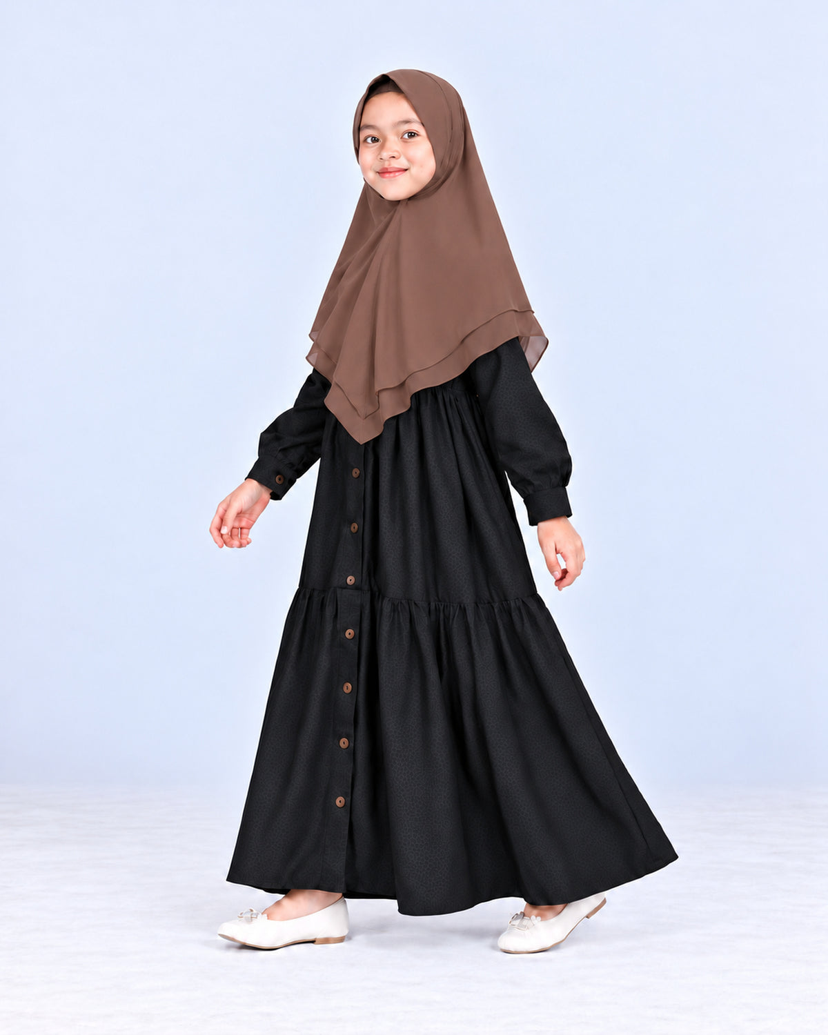 Khimar Wardah Kids Brown gedragen door een meisje - Hijab Heela