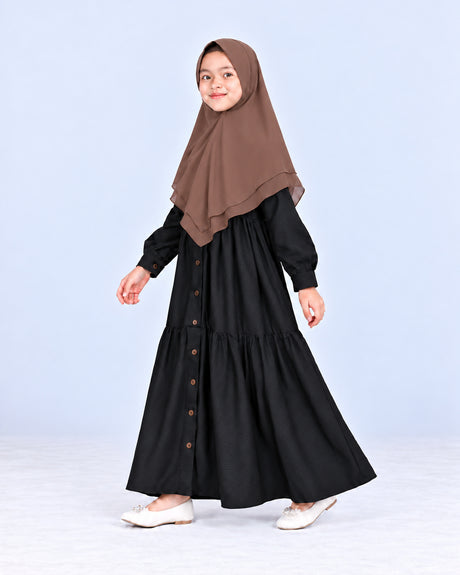 Khimar Wardah Kids Brown gedragen door een meisje - Hijab Heela