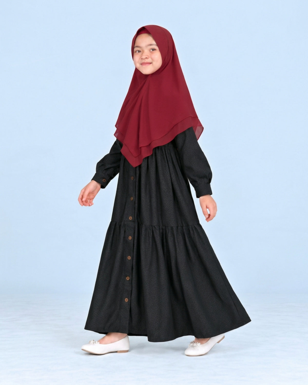 Khimar Wardah Kids Maroon gedragen door een meisje - Hijab Heela