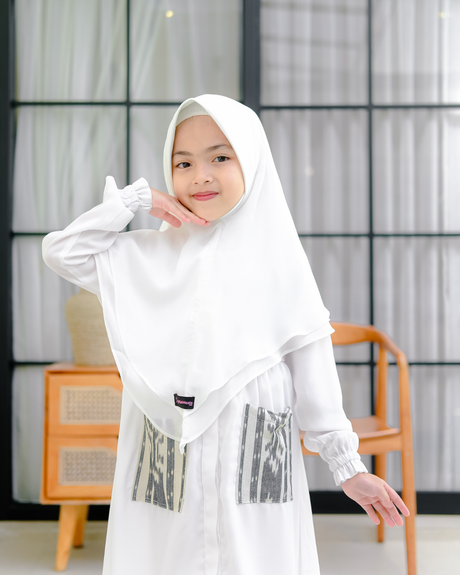 Khimar Wardah Kids White - Pose Tangan - Hijab Heela