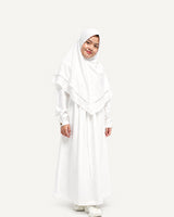 Abaya meisjes Eida white model – egale achtergrond – Hijab Heela