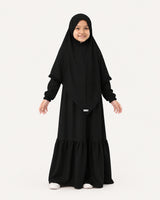 Abaya Saskia voor meisjes in black – vooraanzicht, Hijabheela