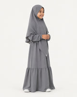 Abaya Saskia voor meisjes in grey – vooraanzicht, Hijabheela