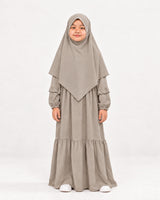 Abaya Saskia voor meisjes in light grey – model met langere puntvormige hijab, hijab niet inbegrepen – Hijabheela