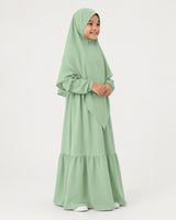Abaya Saskia voor meisjes in sage green – vooraanzicht, Hijabheela