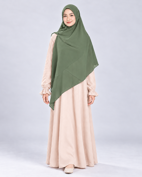 Khimar Ayesha Zipper Square Greenade, maat L op model met Abaya Belva Cream
