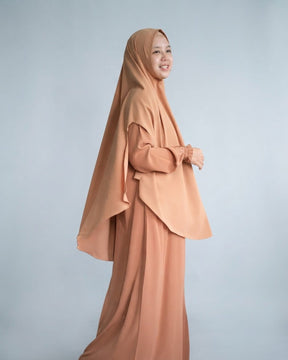 Khimar Dhuha zonder kapje – cream carrot op model; abaya apart verkrijgbaar – Hijab Heela