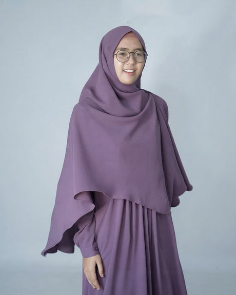 Khimar Hari zonder kapje – purple op model; abaya apart verkrijgbaar – Hijab Heela