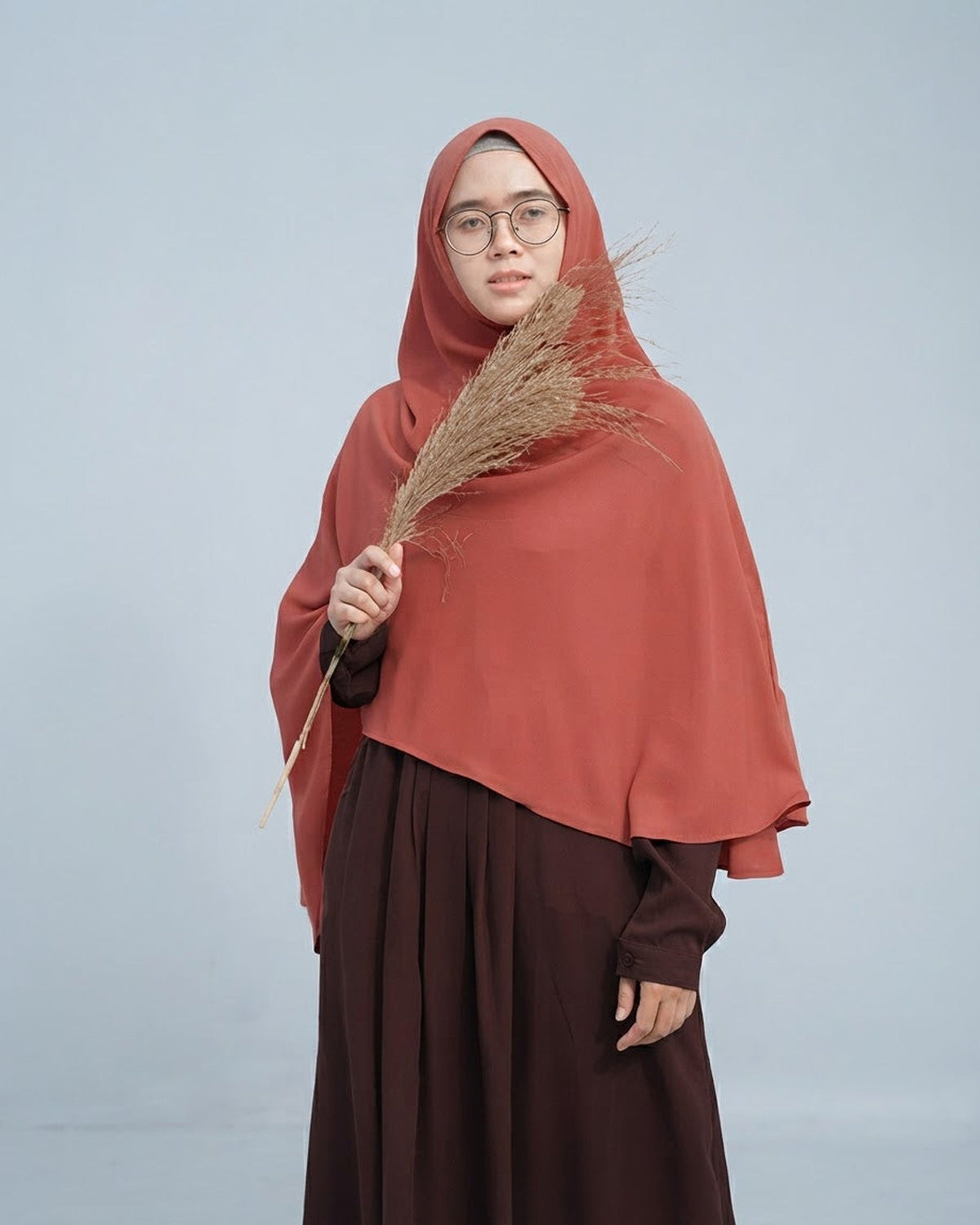 Khimar Hari zonder kapje – red ginger op model; abaya apart verkrijgbaar – Hijab Heela