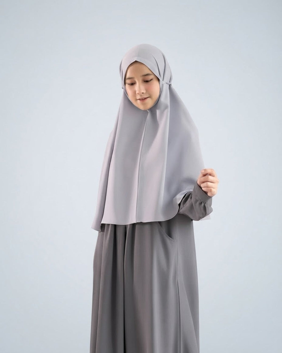 Khimar Dirumah Aja in Light Grey op model; abaya apart verkrijgbaar – Hijab Heela