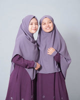 Khimar Dirumah Aja in Taro op model; abaya apart verkrijgbaar – Hijab Heela