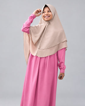 Khimar Fitri voor meisjes – Light Melon op model – Hijab Heela