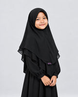 Khimar Meisjes Gaya Black - natuurlijk meisjesmodel in zijwaartse pose met zwarte abaya
