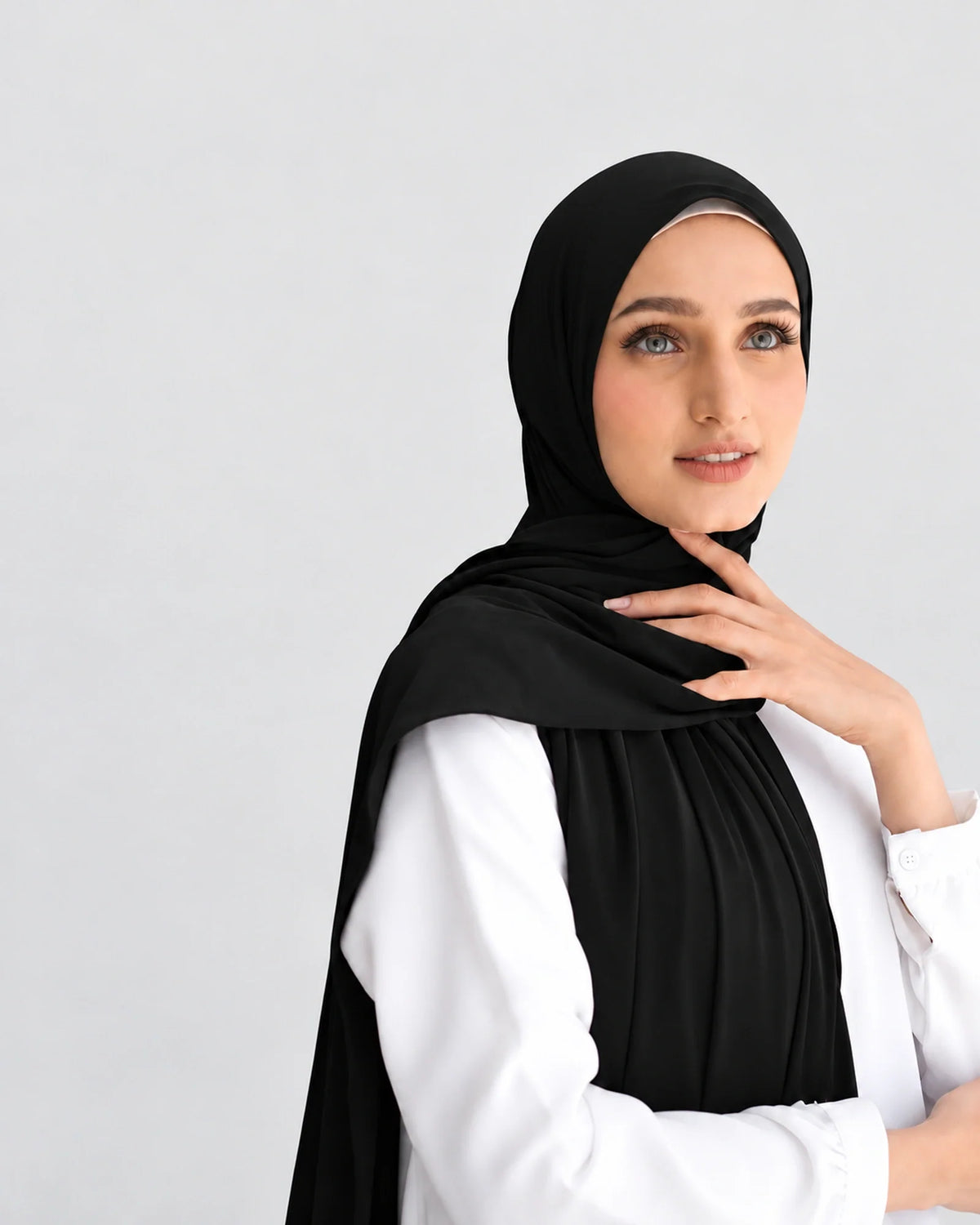Pasmina Jersey Alika - black model depan