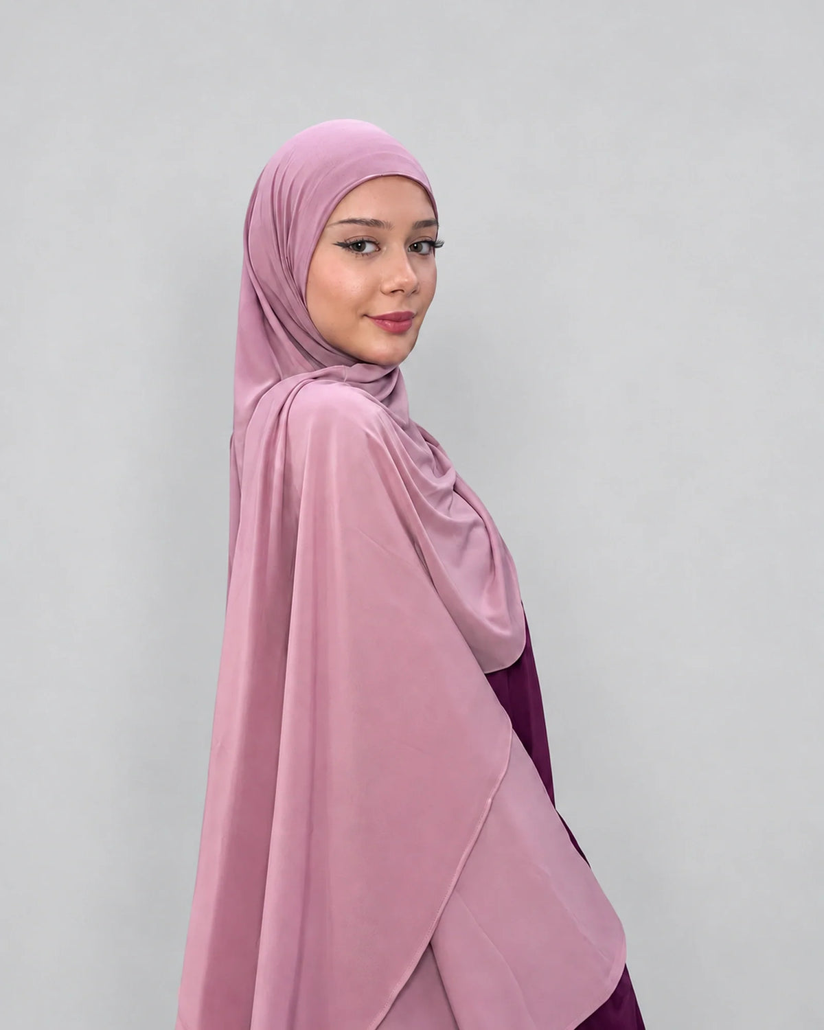 Pasmina Jersey Alika - dusty pink model zijaanzicht